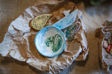 Golitsyno, Kaluga, Rusya-18 Mayıs 2019. Eko-Park 'taki ana derste çocukların yaratıcılığı için kil boşalıyor. Kil damarları, tabaklar, düğmeler üzerinde yerleşim