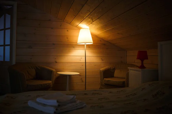 Een Gele Lampenkap Schijnt Gedimd Comfortabel Zolderkamer Met Een Laag — Stockfoto