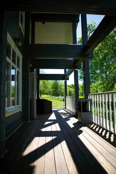 Pohled Terasy Venkovského Dřevěného Domu Zahradu Přes Bílé Dřevěné Zábradlí — Stock fotografie