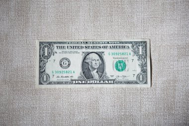 Bir dolarlık banknot dokulu bir arka planda. Bill yakın plan, izole edilmiş.