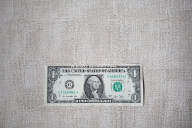 Bir dolarlık banknot dokulu bir arka planda. Bill yakın plan, izole edilmiş.