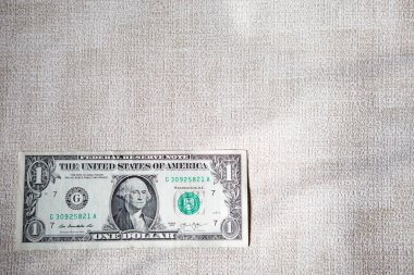 Bir dolarlık banknot dokulu bir arka planda. Bill yakın plan, izole edilmiş.