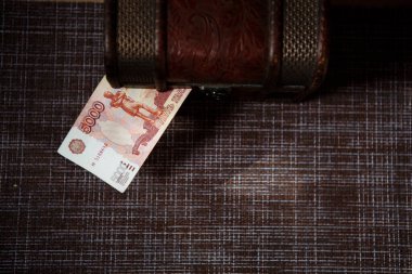 Rus banknotları bagajda 1000, 2000, 5000 ruble var. Rusların ev finansmanı konsepti.
