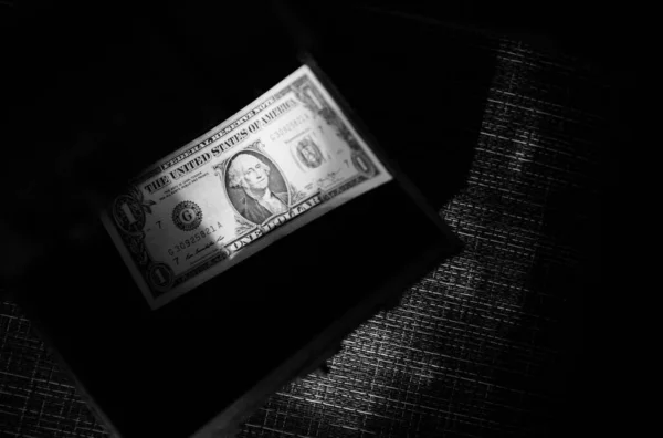 1美元的钞票在行李箱里 个人理财与储蓄法案 即个人理财与储蓄的概念 — 图库照片