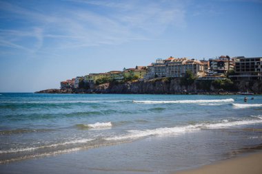 Sozopol, Bulgaristan-16 Eylül 2019. Sozopol plajı. Karadeniz, Bulgaristan 'ın kumlu kıyıları, plajda dinlenen insanlar, şemsiyeler ve güneş yatakları