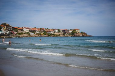 Sozopol, Bulgaristan-16 Eylül 2019. Sozopol plajı. Karadeniz, Bulgaristan 'ın kumlu kıyıları, plajda dinlenen insanlar, şemsiyeler ve güneş yatakları