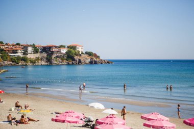 Sozopol, Bulgaristan-16 Eylül 2019. Sozopol plajı. Karadeniz, Bulgaristan 'ın kumlu kıyıları, plajda dinlenen insanlar, şemsiyeler ve güneş yatakları