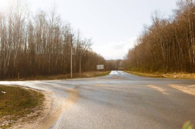 Asfalt yol üç yöne ayrılıyor. Yağmurdan sonra ıslanan ve asfalta yansıyan üç yolun kesiştiği yer. Yol ayrımında seyahat kavramı