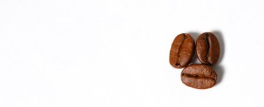 Kızarmış kahve çekirdekleri beyaz arka planda izole edilmiş. Kahverengi kahve çekirdekleri Robusta çikolata tonu