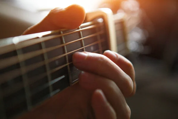 Dedos Mão Homem Pescoço Uma Guitarra Apertam Cordas Perto Guitarra — Fotografia de Stock