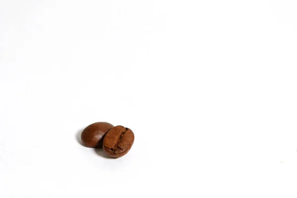 Жареные Кофейные Зерна Изолированы Белом Фоне Кофейные Зерна Robusta Шоколадный — стоковое фото
