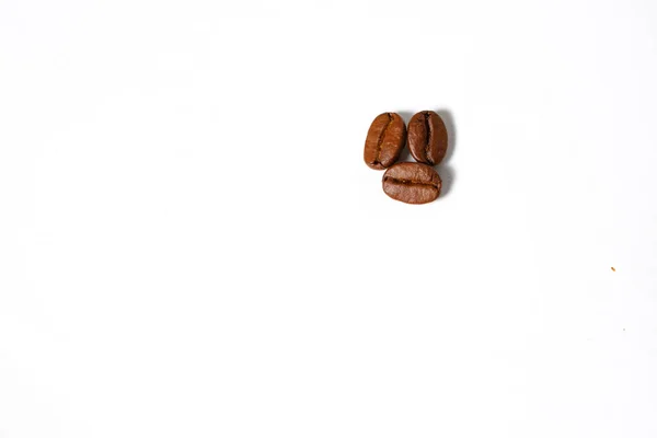 白い背景に隔離された焙煎コーヒー豆 玄米コーヒー豆 ロブスタチョコレートシェード — ストック写真
