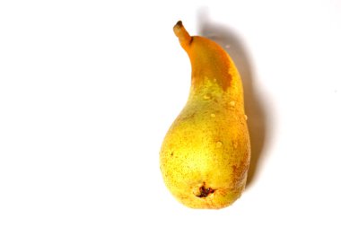 Sarı armut çeşitleri konferansı beyaz arka planda. Bir tutam suda olgun armut.