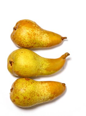 Beyaz arka planda üst üste üç konferans armudu var. Sarı olgun armutlar, izole et.