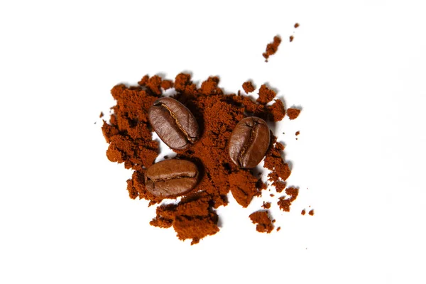 Ground Кофе Жареная Фасоль Белом Фоне Изолированные Шоколадный Цвет Кофе — стоковое фото