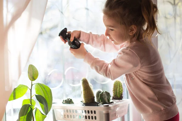 Una Niña Con Pelo Rubio Rocía Cactus Alféizar Ventana Cuidado —  Fotos de Stock