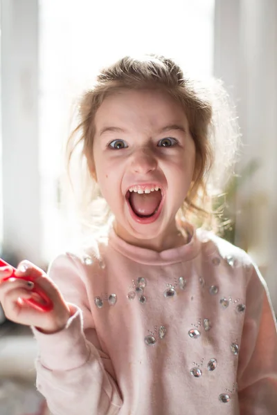Ένα Μικρό Συναισθηματικό Κορίτσι Ξανθά Μαλλιά Ουρλιάζει Και Κοιτάζει Μέσα — Φωτογραφία Αρχείου
