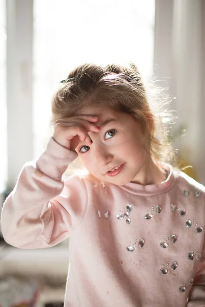 Niña Con Pelo Rubio Cubrió Cara Con Mano Agotada Emociones —  Fotos de Stock