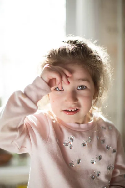 Niña Con Pelo Rubio Cubrió Cara Con Mano Agotada Emociones —  Fotos de Stock