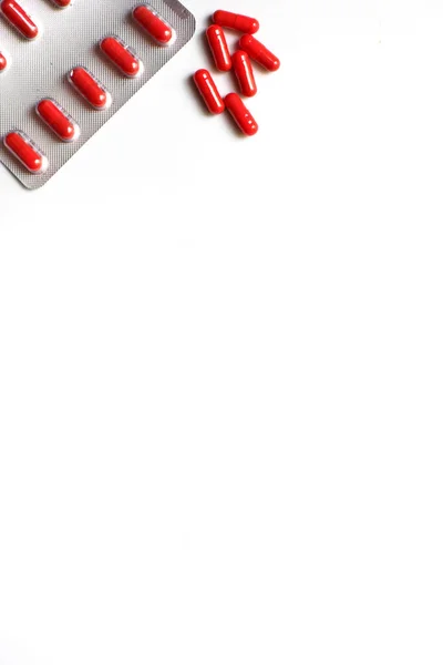 Beyaz Arka Planda Kırmızı Ilaçlar Kapsüllerde Tabletler Paketlerde Haplar Laç — Stok fotoğraf