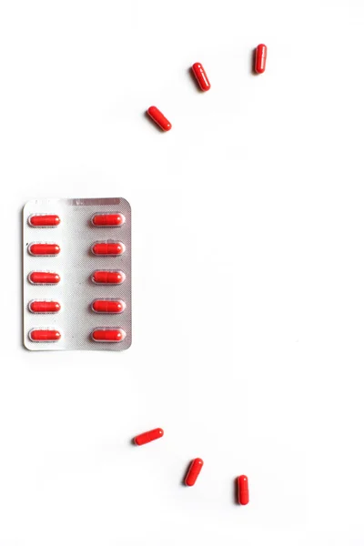 Medicamentos Rojos Sobre Fondo Blanco Comprimidos Cápsulas Pastillas Envases Productos —  Fotos de Stock