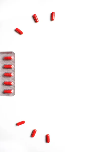Červené Léčivé Přípravky Bílém Pozadí Tablety Tobolkách Pilulky Baleních Léky — Stock fotografie