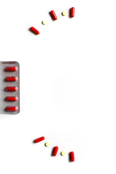 Červené Léčivé Přípravky Bílém Pozadí Tablety Tobolkách Pilulky Baleních Léky — Stock fotografie