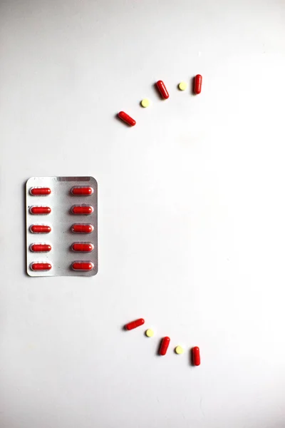 白い背景に赤い薬 カプセルの錠剤 パッケージの錠剤 子供のための医薬品 明るいビタミンや薬 — ストック写真