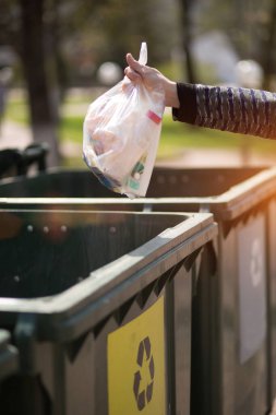 Rusya 'da ayrıştırma ve ayıklama için konteynırların üzerinde cam, plastik, ev atıkları yazan bir poşet dolusu plastik çöp vardı. Atık ayıklama, çevre dostu çöp toplama kavramı