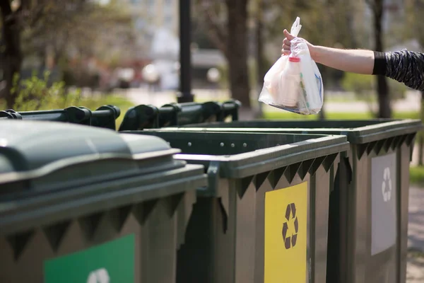 Rusya 'da ayrıştırma ve ayıklama için konteynırların üzerinde cam, plastik, ev atıkları yazan bir poşet dolusu plastik çöp vardı. Atık ayıklama, çevre dostu çöp toplama kavramı