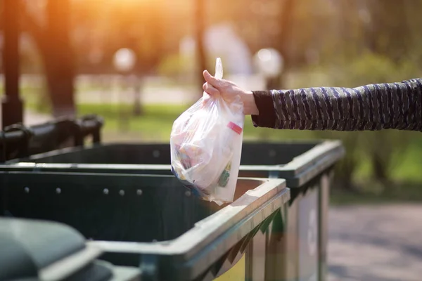 Rusya 'da ayrıştırma ve ayıklama için konteynırların üzerinde cam, plastik, ev atıkları yazan bir poşet dolusu plastik çöp vardı. Atık ayıklama, çevre dostu çöp toplama kavramı