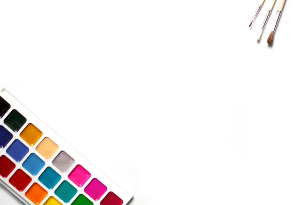 一个由18色水彩画和画笔组成的调色板 背景为白色 有文字空间 儿童的创造力 与儿童一起在家里和学校上的创造性课 艺术大师班 创造性发展概念 — 图库照片