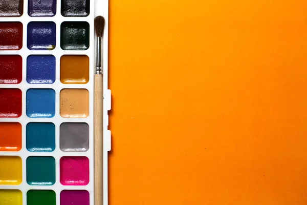 Paletta Akvarellek Festmények Ecsetek Narancssárga Háttér Helyet Szöveg Kreatív Osztályok — Stock Fotó
