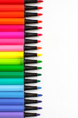 Beyaz arkaplan üzerinde tonlamaları ve yarım tonlarıyla yazı için yeri olan bir işaret seti. Evde ve okulda çocukların olduğu yaratıcı sınıflar, sanat ustası sınıfı için kırtasiye malzemesi, yaratıcı gelişim konsepti...