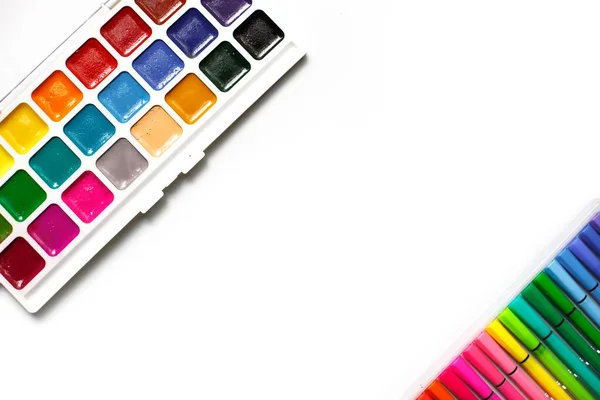 Uma Paleta Aquarelas Coloridas Com Pincéis Marcadores Sobre Fundo Branco — Fotografia de Stock