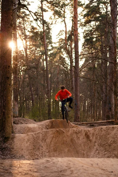 Kaluga Rússia Abril 2020 Ciclistas Floresta Uma Pista Com Slides — Fotografia de Stock
