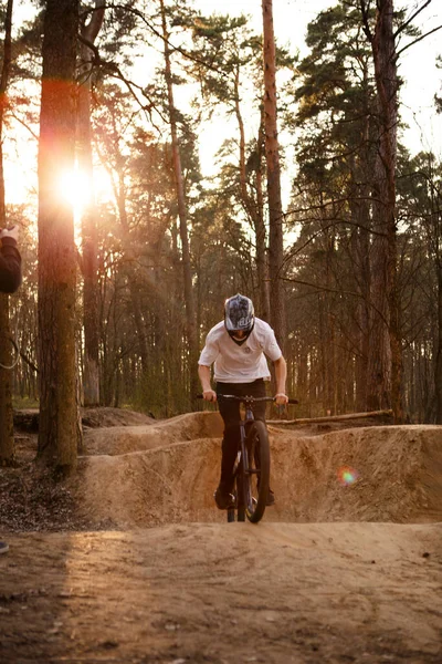 Kaluga Rússia Abril 2020 Ciclistas Floresta Uma Pista Com Slides — Fotografia de Stock