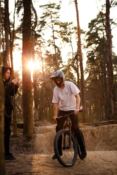 Kaluga Russland April 2020 Radfahrer Wald Auf Einem Weg Mit — Stockfoto