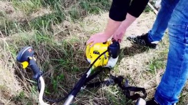 Kaluga, Rusya-19 Mayıs 2020. Adam işe başlamadan önce makinanın motorunu çalıştırıyor. Bir benzin pompasıyla çalışmanın temelleri.