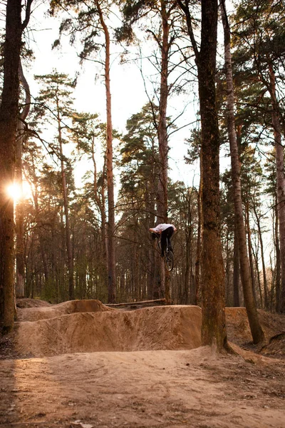 Kaluga Ryssland April 2020 Cyklister Skogen Ett Spår Med Diabilder — Stockfoto