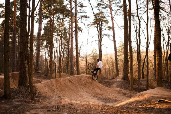 Kaluga Rússia Abril 2020 Ciclistas Floresta Uma Pista Com Slides — Fotografia de Stock