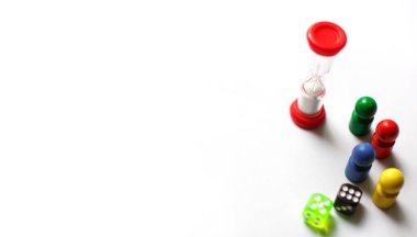 Oyun küpleri, cipsler, beyaz arka planda kum saati. Ev oyunları konsepti, çocuklarla evde dersler, gelişim eğitimi, mantık oyunları. Metin için düz ve boşluk