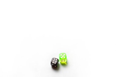 Oyun küpleri, cipsler, beyaz arka planda kum saati. Ev oyunları konsepti, çocuklarla evde dersler, gelişim eğitimi, mantık oyunları. Metin için düz ve boşluk