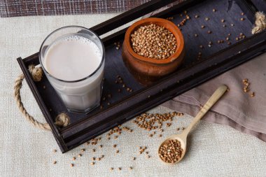 Kuru karabuğday ve karabuğday sütü. Düzgün beslenme kavramı, vejetaryenlik, et ve hayvan ürünlerinin değiştirilmesi, sağlıklı yaşam tarzı, diyet