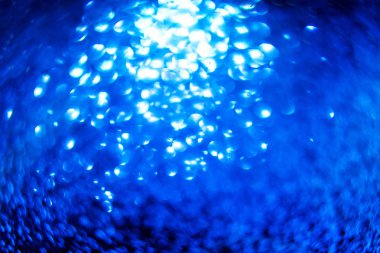 ışıkları ile arka plan bulanık. su üzerinde parlama