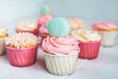 Tatlı kek krem, süslü gingerbread, boncuk ve makarons nazik zarif kız ya da küçük bir prenses için. Pembe, turkuaz ve krem renkli kek.