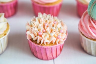Tatlı kek krem, süslü gingerbread, boncuk ve makarons nazik zarif kız ya da küçük bir prenses için. Pembe, turkuaz ve krem renkli kek.