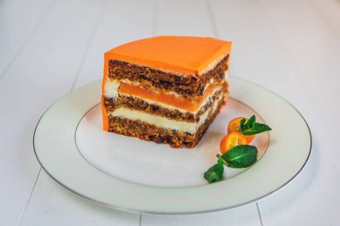 Çeşitli çok renkli dilim kek Beyaz ahşap bir masa üzerinde bir plaka üzerinde