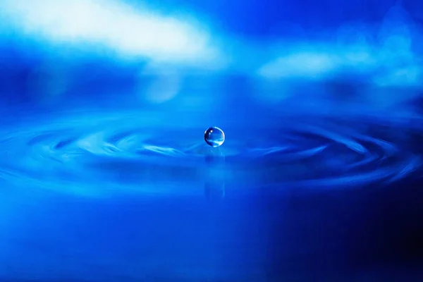 Ein Wassertropfen Auf Blauem Hintergrund Rauchigen Licht Ein Tropfen Wasser — Stockfoto