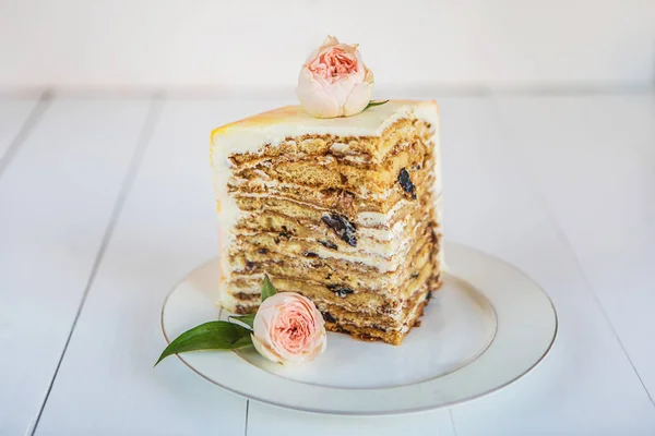 Verschiedene Bunte Kuchenstücke Auf Einem Teller Auf Einem Weißen Holztisch — Stockfoto